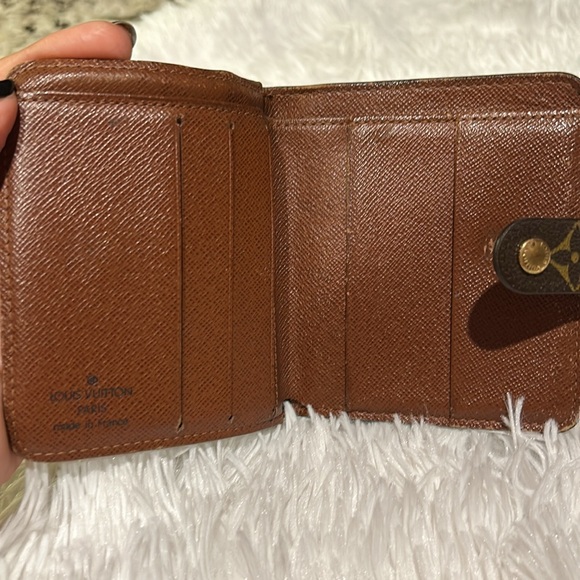 Louis Vuitton Monogram Zip Around Wallet - Picture 8 of 10